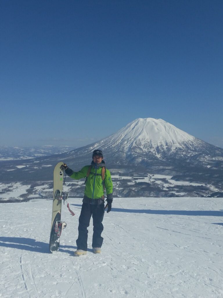 スノーボードの時もESSのサングラスを愛用している。こちらはサンドベージュ。