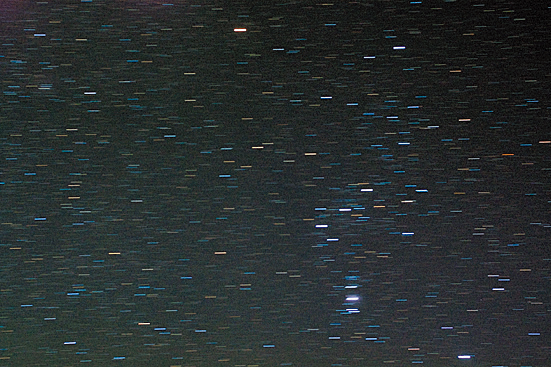 そのまま撮影すると星は流れた線になる。
