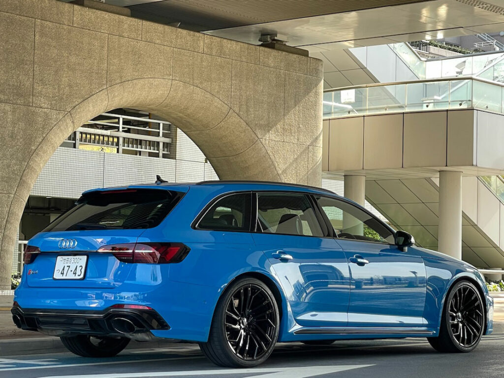 アウディ　RS4 Avant