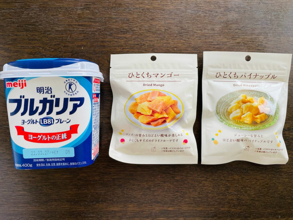 脇田家のウチゴハン Vol 26 コンビニで調達した食材をあれこれアレンジ 簡単だけど旨いレシピをご紹介 ヨーグルト パックに直接入れるだけ 具だくさんフルーツヨーグルトの作り方 モノ マガジンweb