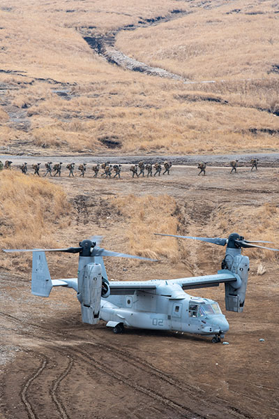 MV-22Bオスプレイにて「日出生台島」へと降り立った米海兵隊員たちが前進していく。