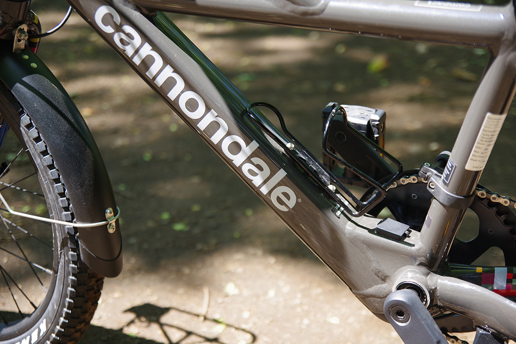 自転車のダウンチューブと呼ばれるココに電池が内蔵されている。