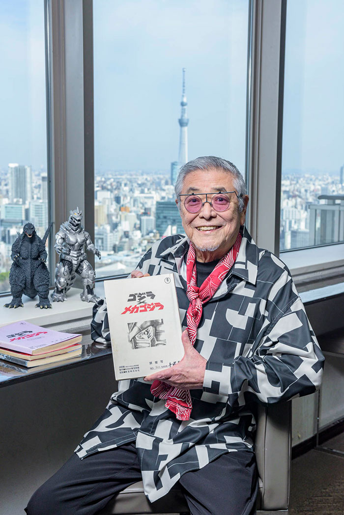 花と文字の装飾ミニカー 黒　中尾彬さんプロデュース？ 追悼 中尾彬さん ～モノ・マガジン「続ゴジラ対モノ・マガジン」（2024