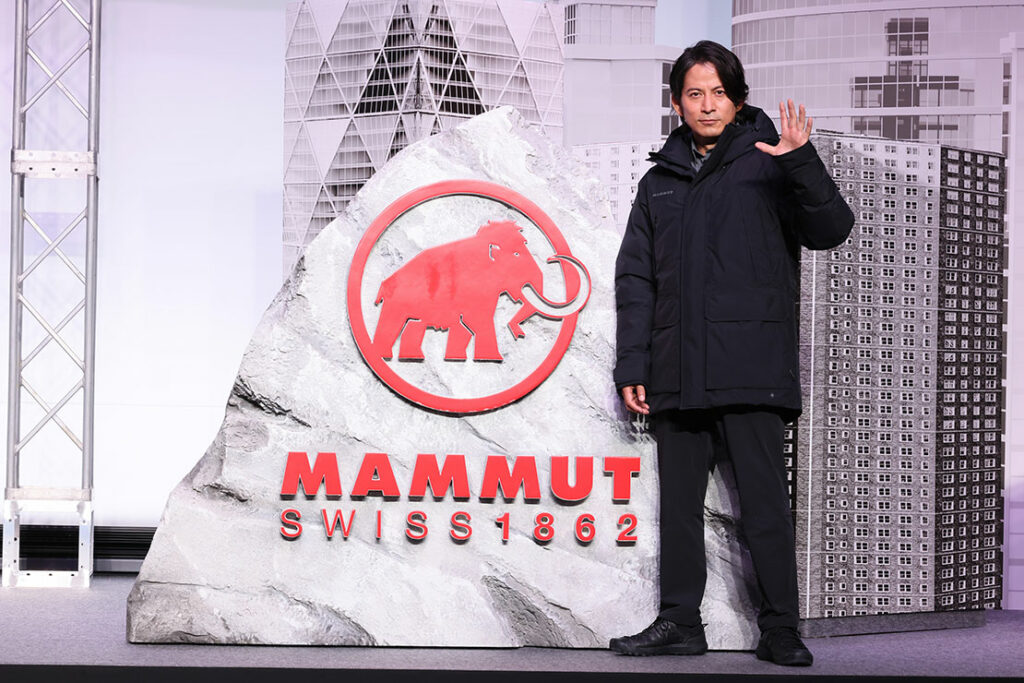 まるで寝間着のような着心地！」 岡田准一さん、マムートのダウン 