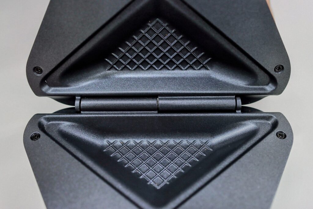 ホットサンドメーカー食パンを挟む三角形のプレート