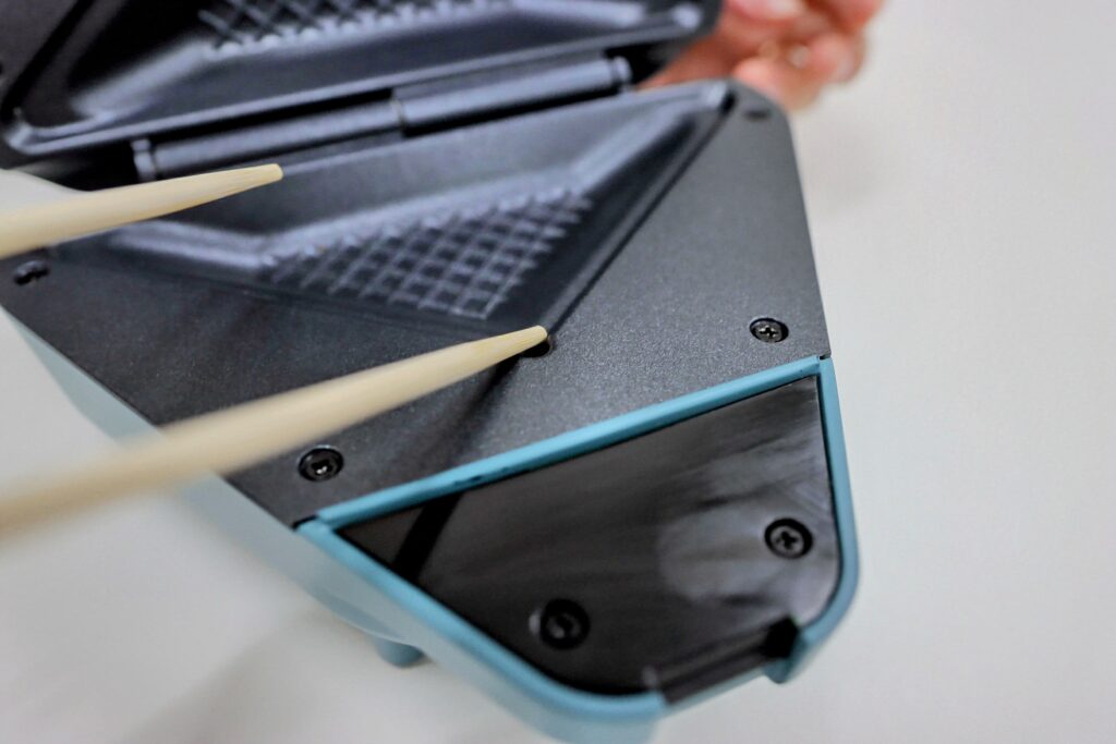 ホットサンドメーカープレートのくぼみにお箸挿入