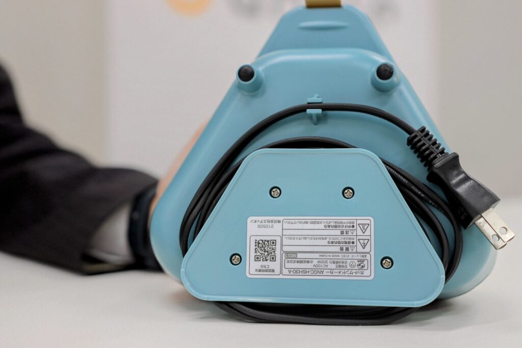 ホットサンドメーカー底面に巻き取った電源コード