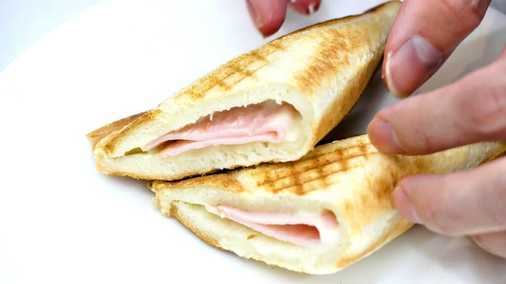 美味しそうに焼きあがったホットサンド