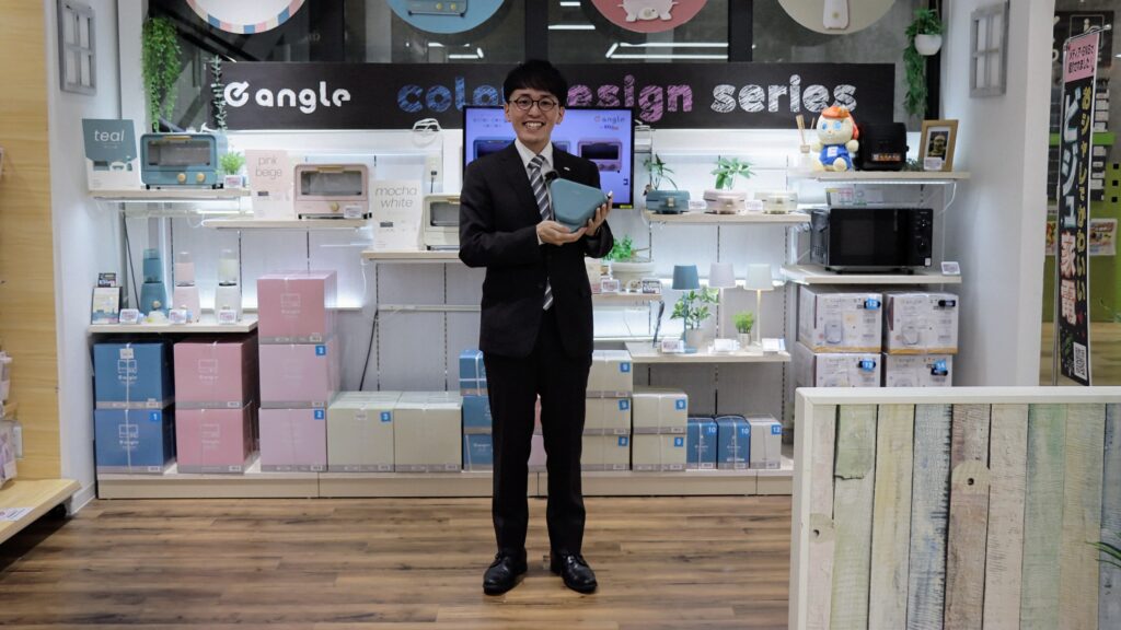 eangle売り場で笑顔の開発担当者木村さん