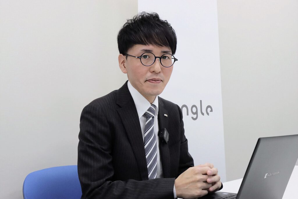インタビューに応えるeangle開発の木村さん