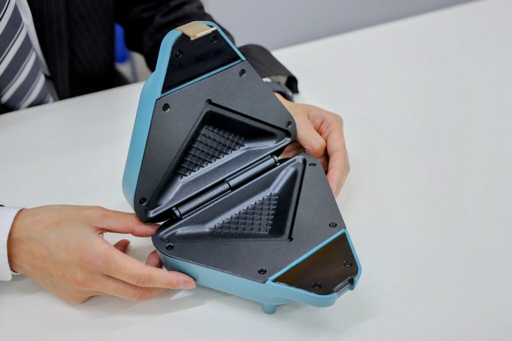 ホットサンドメーカー本体の蓋を開けた状態