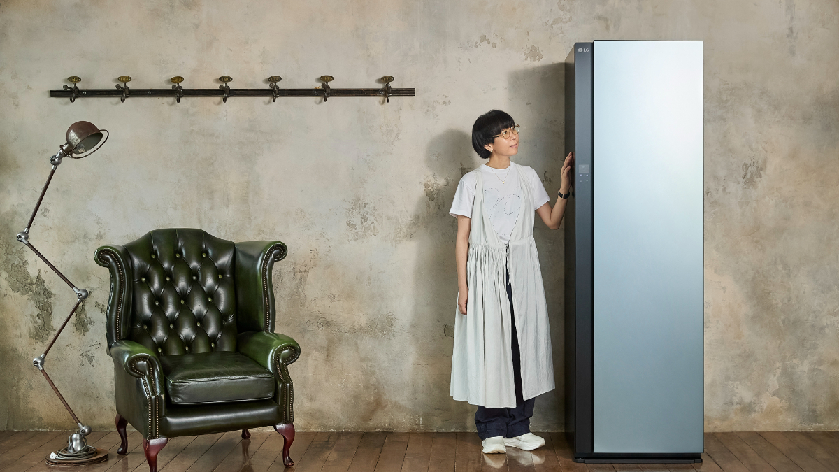 極美品！LG 衣類ケア家電 Styler もうクリーニング要らないかも!? モノ・マガジン編集長が惚れた衣類